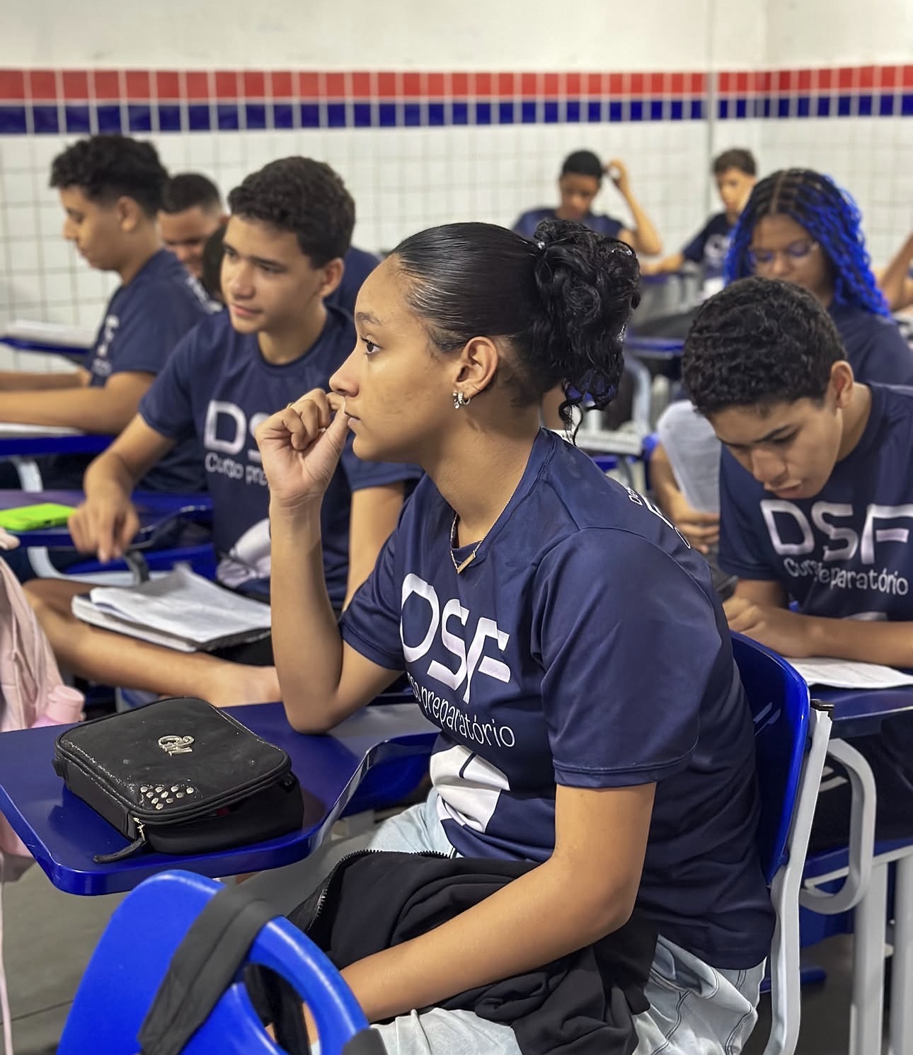 Alunos do DSF acompanhando uma aula